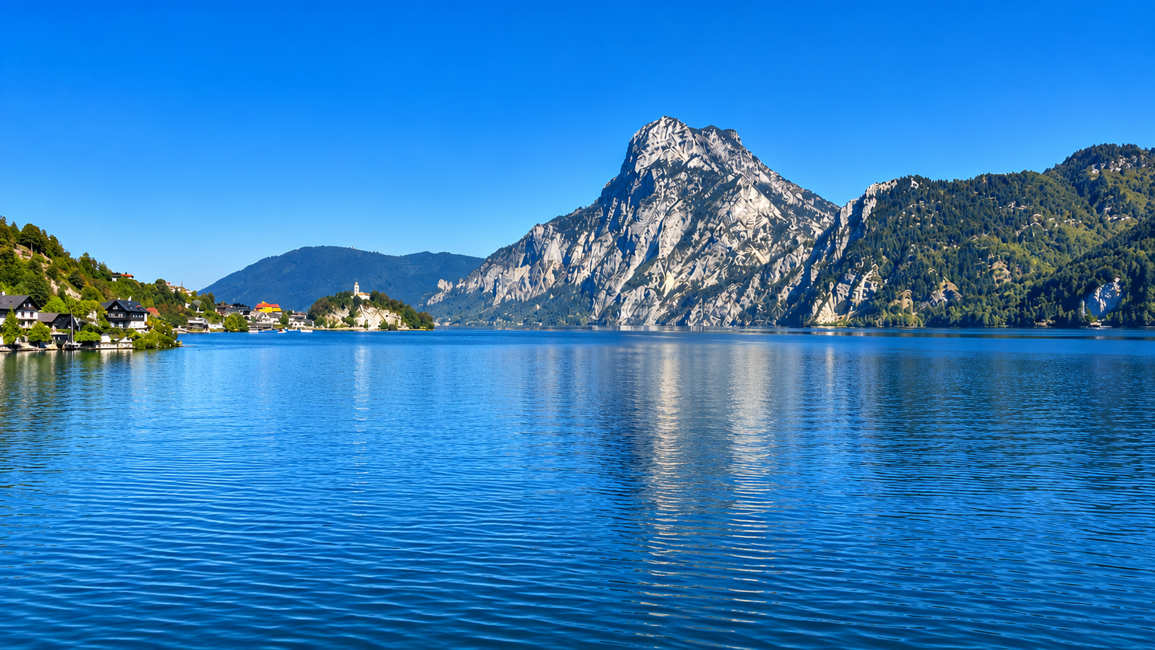 Alpské jezero pod skalnatým štítem
